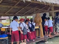 Siswa SD di Lutra Ujian di Sekolah Darurat Imbas Banjir 7 Hari Belum Surut