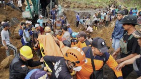 FOTO: Penambang Tertimbun Longsor di DAS Gunung Semeru Lumajang