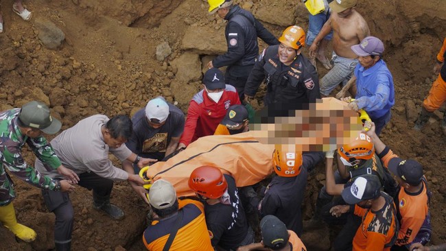 Sebanyak 11 dari 15 korban tewas akibat longsor di Solok, Sumatera Barat, telah dievakuasi. Sementara sekitar 25 orang disebut masih tertimbun tanah.
