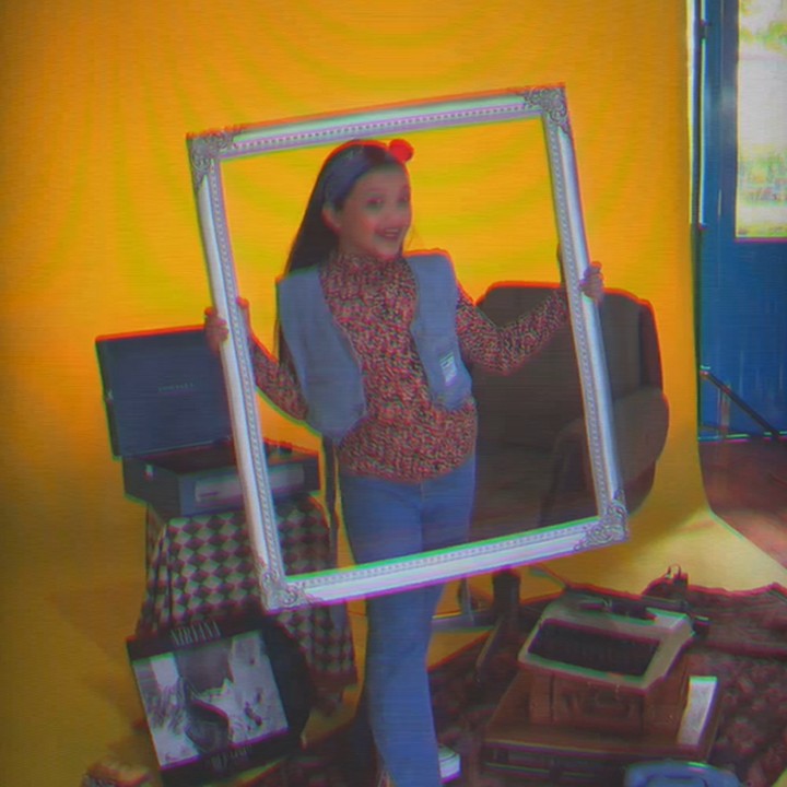 <p>Sesi pemotretan kali ini mengusung tema retro, Bunda. Nuansa jadul diperlihatkan lewat gaya busana serta pemilihan properti dalam sesi foto. "Gemesh tema nya <em>Retro style</em>," kata Ashanty. (Foto: Instagram @ashanty_ash @queenarsy)</p>