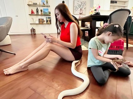 5 Potret Aura Kasih Ajak Putrinya Arabella Bermain dengan Ular Peliharaan, Berani Banget Bun