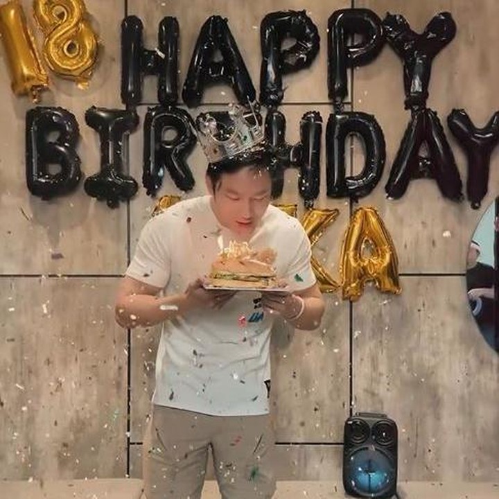 <p>Doa dan ucapan selamat ulang tahun juga disampaikan oleh keluarga Azka nih. "<em>Always be the man!</em> Seperti biasa, kami selalu bangga padamu. Selalu rendah hari dan selalu menjadi juara," tulis Deddy Corbuzier. "Sekali lagi, selamat ulang tahun sayangku @azkacorbuzier, hanya mendoakan yang terbaik untukmu. Sudah 18 tahun, ingat pesan kakak, tolong jangan patahkan hari seorang perempuan, atau paling tidak jangan sering-sering ye," tulis Sabrina. (Foto: Instagram @sabrinachairunnisa_/ @azkacorbuzier/ @mastercorbuzier)</p>
