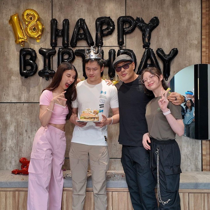 <p>Putra semata wayang Deddy Corbuzier, Azka Corbuzier, genap berusia 18 tahun pada 4 Juni kemarin, Bunda. Keluarga sang Ayah memberikan kejutan pada hari spesial Azka ini. (Foto: Instagram @sabrinachairunnisa_/ @azkacorbuzier/ @mastercorbuzier)</p>