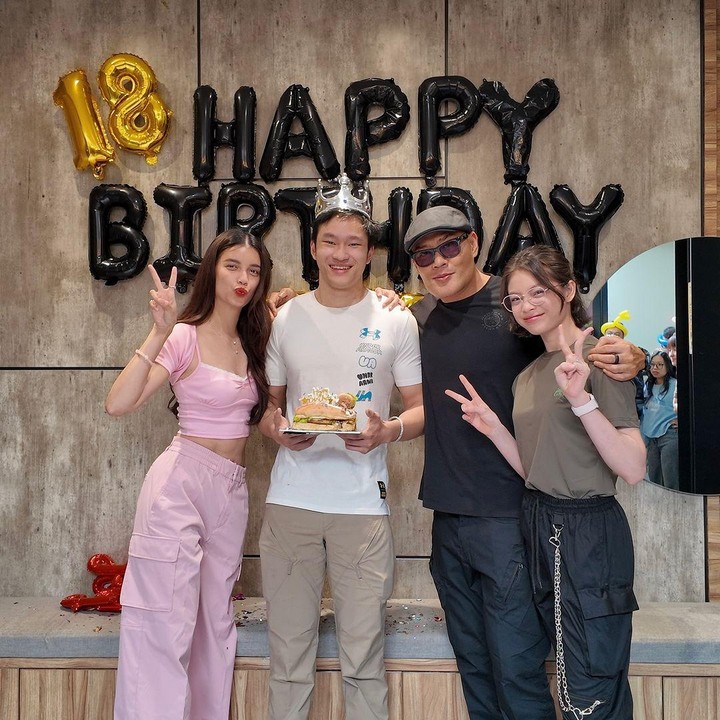 <p>Kejutan ulang tahun Azka ini diberikan oleh sang Ayah. Tampak pula memberikan kejutan ibu sambung Azka, Sabrina Chairunnisa dan adik angkatnya Nada Tarina Putri. Beberapa karyawan di tempat keluarga Deddy Corbuzier juga ikut memberikan kejutan. (Foto: Instagram @sabrinachairunnisa_/ @azkacorbuzier/ @mastercorbuzier)</p>