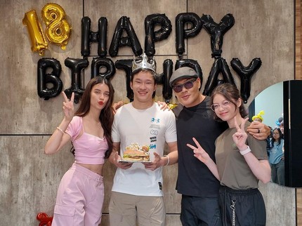 5 Potret Kemeriahan Ultah ke-18 Azka Corbuzier, Terima Ucapan Haru dari Keluarga
