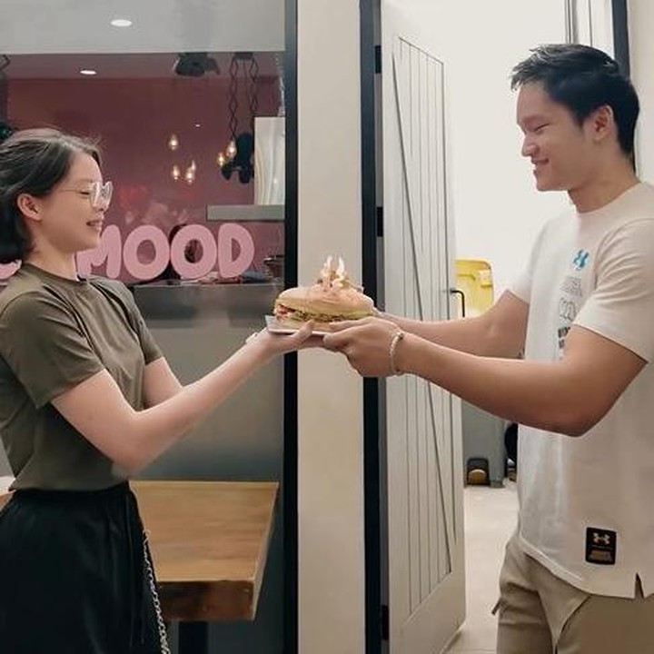 <p>Dalam satu momen, tampak Azka menerima kue ulang tahun dari Nada. Kakak beradik ini memang terkenal sangat kompak, Bunda. (Foto: Instagram @sabrinachairunnisa_/ @azkacorbuzier/ @mastercorbuzier)</p>