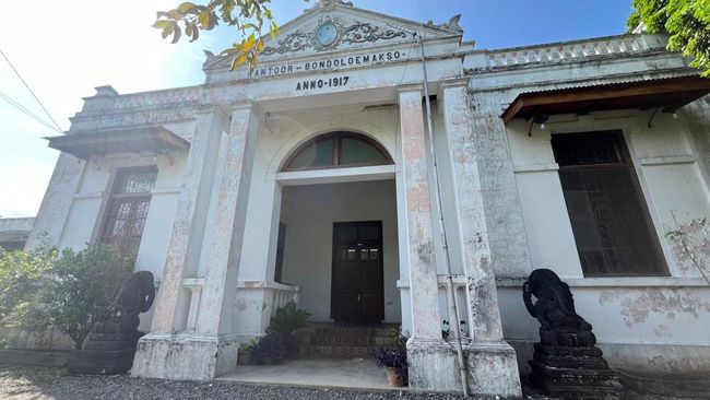 Di bagian depan Bondo Loemakso terpasang spanduk bertuliskan "dijual". Banderol Rp15,5 miliar merupakan harga yang tertera di situs jual beli properti.