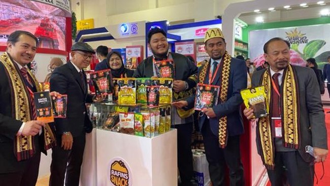 Berkat kerja keras Ravie Cahya Ansor dan dukungan KUR dari BRI, keripik kulit ikan Rafins Snack dari Lampung pun dapat dinikmati di sejumlah negara Eropa.