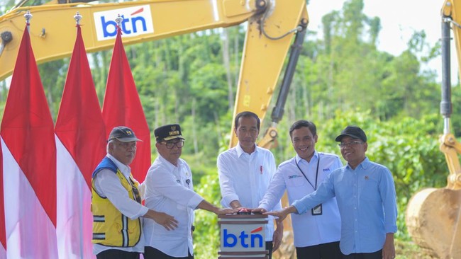 Presiden Joko Widodo mengapresiasi Bank Tabungan Negara (BTN) yang akan membangun gedung di Ibu Kota Nusantara (IKN) saat menghadiri peletakan batu pertama.