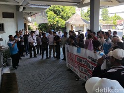 Buruh Gelar Aksi Tolak Tapera di Disnakertrans DIY