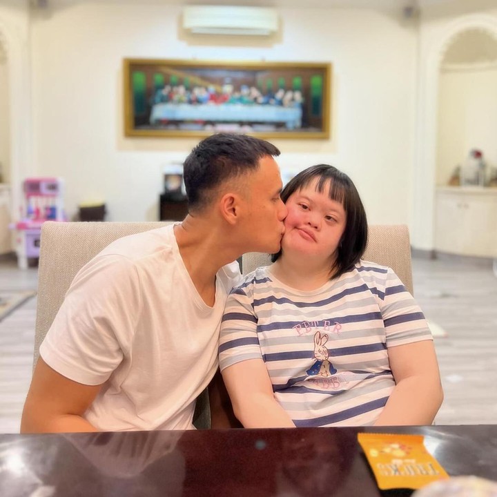 <p>Choky bercerita, sang adik tidak bisa menulis ataupun mengetik. Ia pun meminta Choky untuk membuatkan ucapan selamat ulang tahun di media sosial, Bunda. "Itu cukup bikin aku bahagia," ucap Chitra. (Foto: Instagram @sitohangchoky)</p>