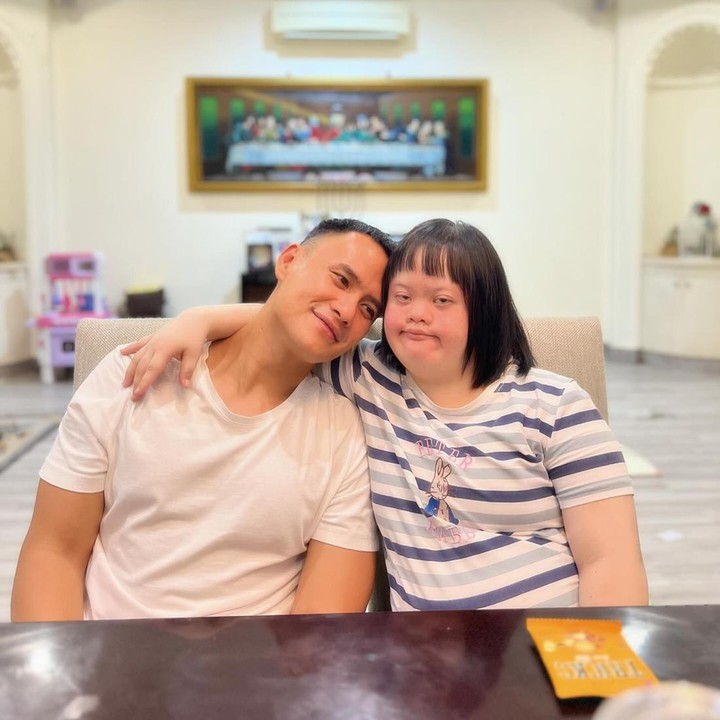 <p>"Hai, dunia. Hari ini aku 29 tahun. Hidupku penuh mujizat sejak masih di perut Ibu Diana, mamihku," tulis Choky Sitohang dalam unggahan fotonya. (Foto: Instagram @sitohangchoky)</p>