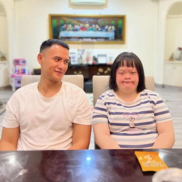 <p>Choky Sitohang memiliki seorang adik yang berkebutuhan khusus. Dia adalah Chitra, perempuan manis yang memiliki kondisi<em> down syndrome.</em> (Foto: Instagram @sitohangchoky)</p>