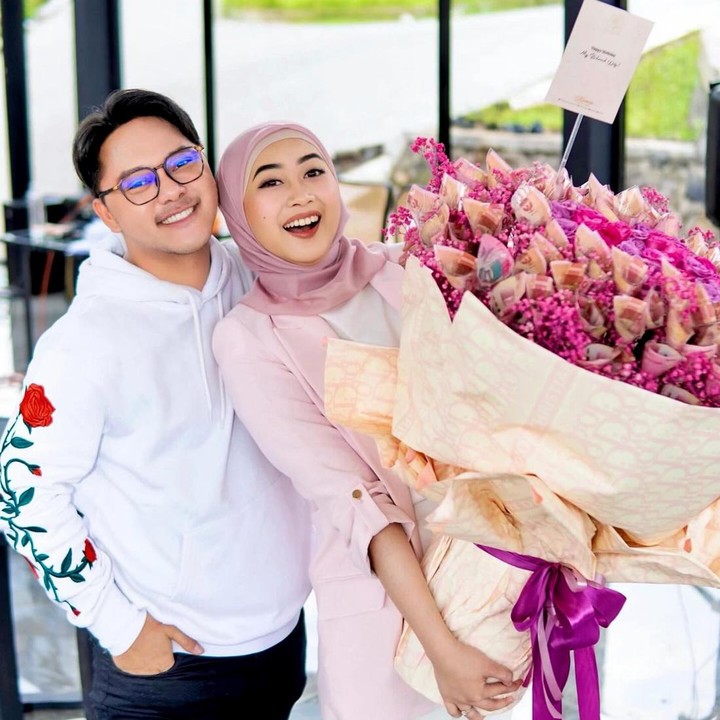 <p>Danang DA juga kerap memberikan kejutan istimewa untuk sang istri, termasuk pada saat ulang tahun. Ia pernah membawakan buket bunga berukuran jumbo untuk menyenangkan hati istri. "<em>Happy b’day</em> cinta," tulis Danang dalam unggahan fotonya. (Foto: Instagram @danang_official91)</p>