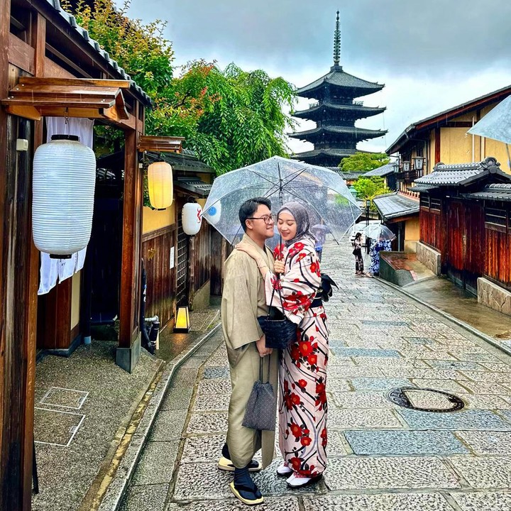 <p>Di beberapa kesempatan, Danang DA sampai membawa Hemas Nura pergi jalan-jalan ke luar negeri. Intip saja potret mesra mereka bak di drama Jepang. (Foto: Instagram @danang_official91)</p>