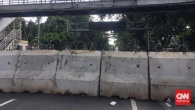 Demo Buruh Tolak Tapera, Polisi Tutup Akses ke Istana dengan Beton