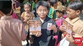 Gibran Bagi-bagi Buku Bersampul Jan Ethes ke Anak SD di Surabaya