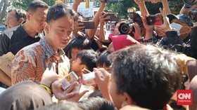 Gibran Bagi-bagi Susu Kotak di SDN Dekat Rumah Khofifah di Surabaya