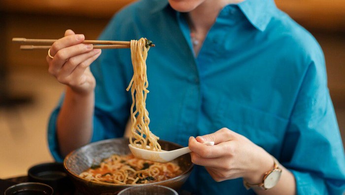 Ilustrasi makan mie instan/Foto: Freepik.com/freepik
