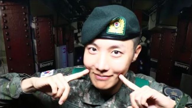 BIGHIT Music mengumumkan masa wajib militer J-Hope akan berakhir pekan ini, yakni Kamis (17/10).
