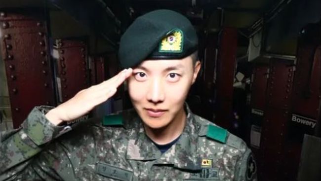 J-Hope BTS memenangkan hadiah utama dalam kontes presentasi Angkatan Darat pada Rabu (5/6).