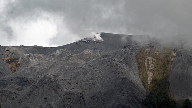 Gunung Api Ibu di Halmahera, Maluku Utara, erupsi dengan tinggi kolom letusan 5 kilometer pada Sabtu (29/6) dini hari WIT.