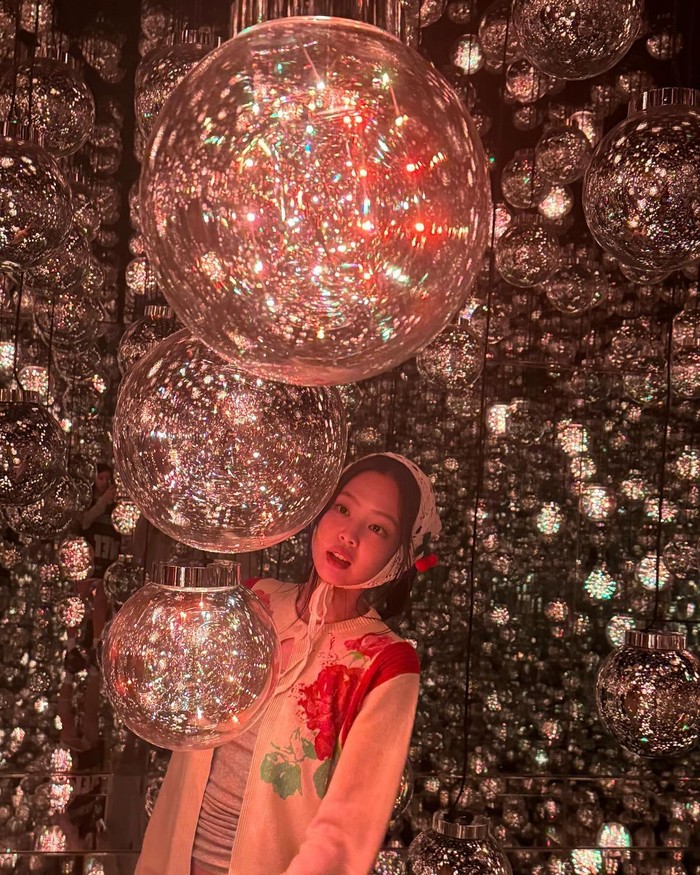 Jennie tampak imut dengan outfit kardigan bergaya vintage dan syal rajut di kepalanya. Berkat tampilannya tersebut, wajah bulat dan fitur wajahnya terlihat menonjol dalam memperlihatkan pesonanya./ Foto: Elle Korea