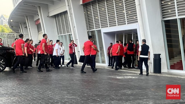 Presiden Jokowi menyaksikan langsung pertandingan Timnas Indonesia vs Irak dalam Kualifikasi Piala Dunia 2026 di Stadion GBK, Kamis (6/6).