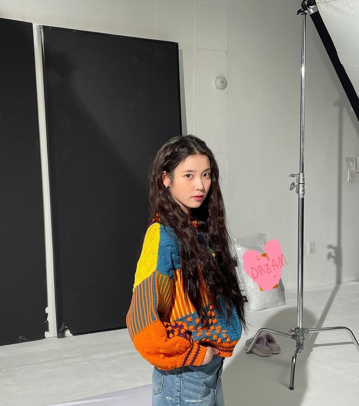 Kala aktivitas selesai, IU sering membagikan foto dengan outfit simple. Salah satunya memakai sweater oversize dengan warna-warna cerah./ Foto: instagram.com/dlwlrma