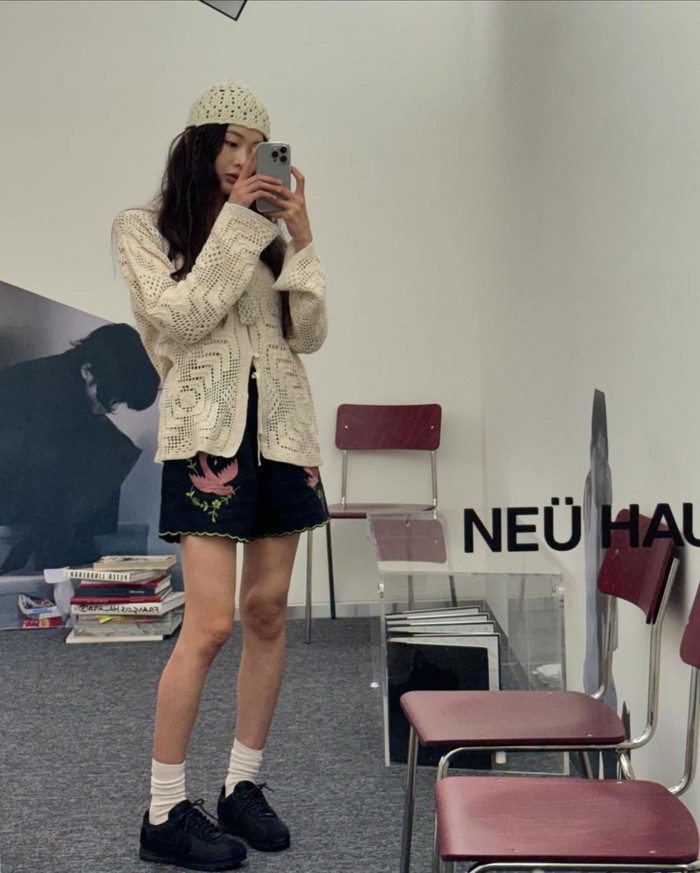 Keum Sae Rok menonjolkan nuansa musim panas dengan memadukan topi dan jaket rajut yang terlihat satu set. Ia melengkapi outfit dengan celana pendek bersulam untuk mempertahankan suasana pastoral dan vintage crochet yang unik./ Foto: Elle Korea
