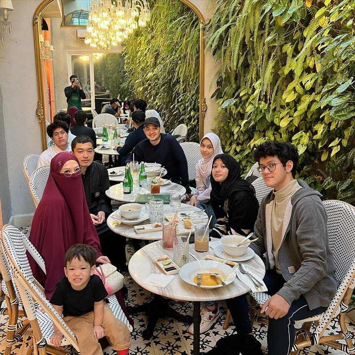 <p>Salah satu <em>quality time</em> bersama yang sering dilakukan Lyra Virna dan Fadlan adalah makan bersama keenam anak mereka. Keduanya sering mengabiskan momen ini di restoran. Dalam beberapa kesempatan, keduanya juga sering mengajak keenam anak mereka jalan-jalan atau berlibur bersama. (Foto: Instagram @lyravirna)</p>