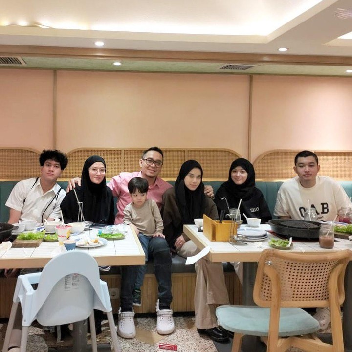 <p>Sebelum membangun rumah tangga, Fadlan dan Lyra Virna sama-sama membawa anak dari pernikahan sebelumnya. Dari pernikahan Fadlan sebelumnya, ia memiliki tiga orang anak, yakni Muhammad Zidane, serta si kembar Muhammad Mikhail dan Chiara Queency. Sementara dari pernikahan Lyra Virna sebelumnya, ia membawa dua orang anak, Queizal Mirosavir dan Queisha Nahla. Nah, dari pernikahannya dengan Fadlan, Lyra Virna dikaruniai seorang putra bernama Muhammad Khaleed Al-Fatih. (Foto: Instagram @lyravirna)</p>