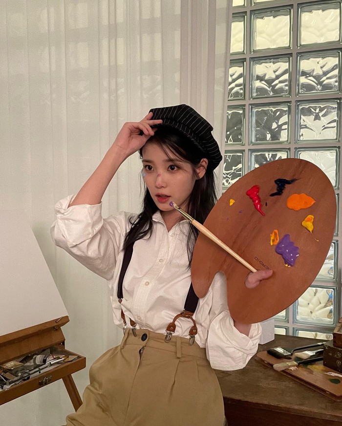 Mau pakai jumpsuit tapi kurang percaya diri? Coba intip outfit IU satu ini. Terlihat manis banget, bukan?/ Foto: instagram.com/dlwlrma