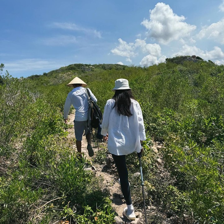 <p>Meski cuaca di Vietnam sangat terik, pasangan ini tetap kompak melakukan trekking untuk menuju puncak bukit dan melihat pemandangan laut. (Foto: Instagram @maudyayunda)</p>
