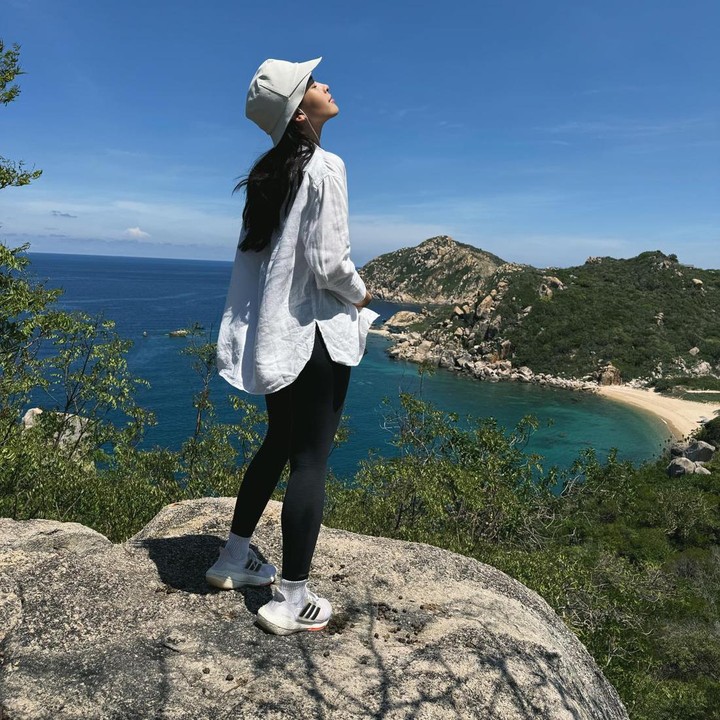 <p>Tak mau kalah, Maudy menampilkan pose ketika sang suami memotretnya dari samping. Unggahan itu langsung diserbu netizen. "POV-nya kayak nonton drakor kak Mod," ucap @beti_*********. "Bikin <em>mleyot</em> aja kalian berdua," kata @cindy_cin***** (Foto: Instagram @maudyayunda)</p>