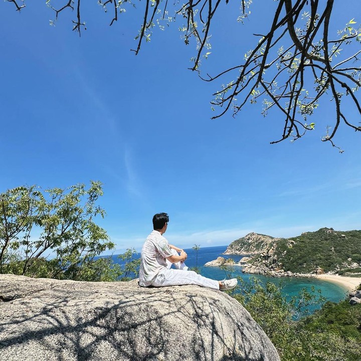 <p>Jesse Choi dan Maudy Ayunda juga saling bergantian mengambil potret mereka, lho. Kali ini, Maudy memotret pria Korea itu ketika sedang duduk di tebing. (Foto: Instagram @maudyayunda)</p>