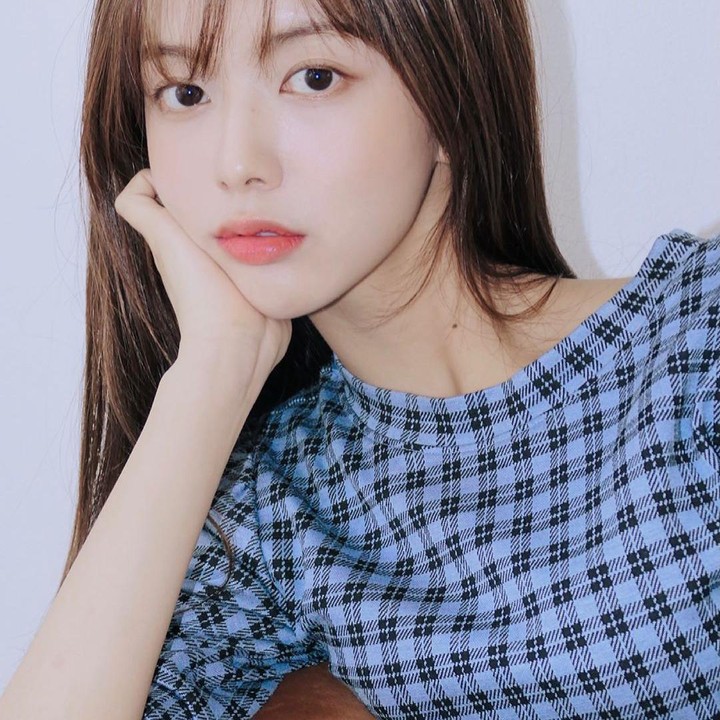 <p>Melalui akun Instagram pribadinya, Roh Jeong Eui mengunggah potret cantik dirinya. Banyak penggemar selalu memuji figur aktris berzodiak Leo ini, Bunda. Rambut lurus sepunggung dengan poninya itu selalu mempermanis tampilannya(Foto:Instagram @jeongeuiyam)</p>