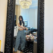 5 Style Celana Denim dengan Siluet Longgar ala Idol K-Pop yang Sedang Tren