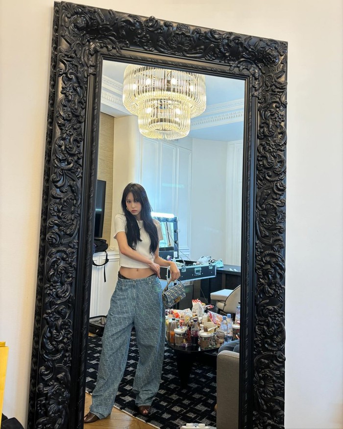 Mina terlihat chic dan seksi dengan memadukan T-shirt cropped siluet ramping dengan celana denim oversized. Poin dalam styling celana ini adalah dengan memposisikannya di garis pinggang yang membuatnya tetap tampil trendi./ Foto: Elle Korea