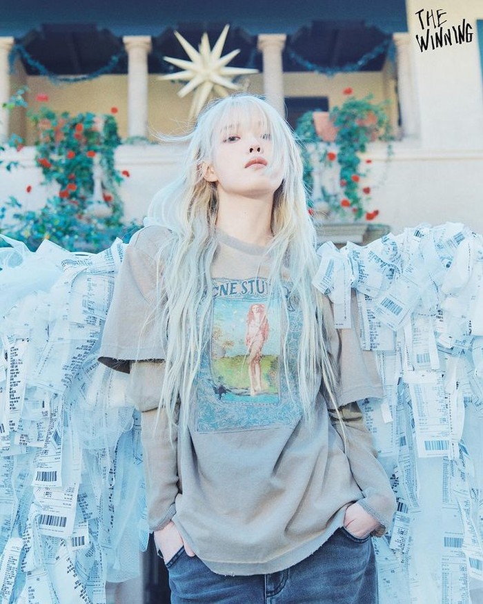 Nah, outfit IU yang satu ini emang cocok untuk cebum aka cewek bumi nih. Kaos dengan celana jeans yang dikombinasikan dengan inner bisa dipakai untuk hangout, nih!/ Foto: instagram.com/dlwlrma