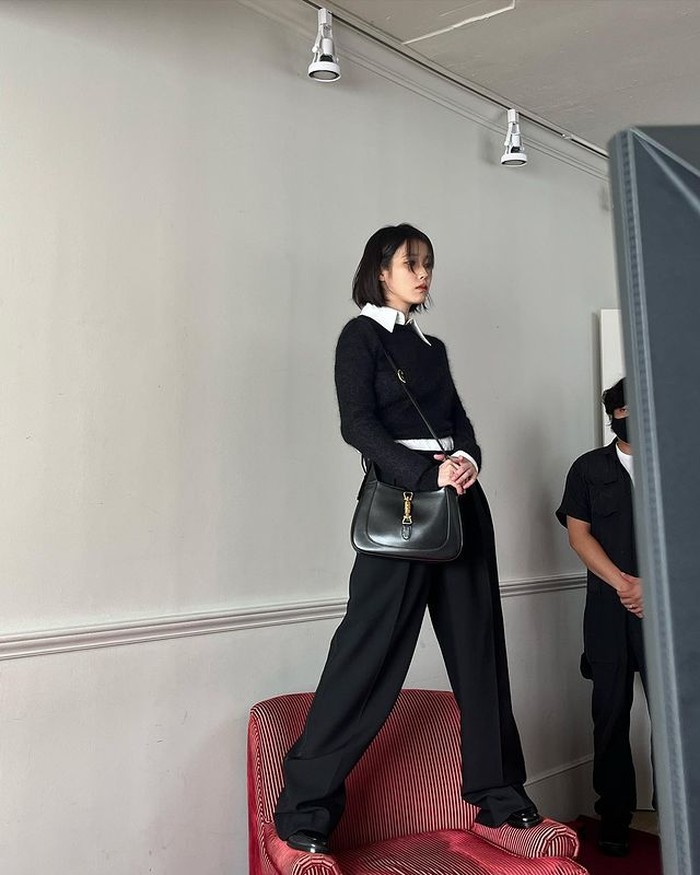 Nah, outfit satu ini cocok untuk 'cewek mamba' yang suka warna hitam putih. Yap, IU memakai kulot yang dikombinasikan dengan kemeja berlayer sweater crop./ Foto: instagram.com/dlwlrma