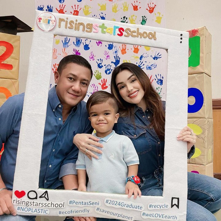 <p>Putra bungsu Nourah Sheivirah, Razeen, baru saja merayakan kelulusannya dari TK. Nourah dan sang suami, Teuku Rafly, tampil kompak mengenakan setelan denim dalam acara pentas akhir sang putra. "<em>Happy graduatio</em>n untuk bayi laki-laki kecilku. Benar-benar terharu banget. Enggak nyangka secepat ini anakku sudah mau selesai TK," tutur Nourah. (Foto: Instagram: @nourahsheivirah)</p>