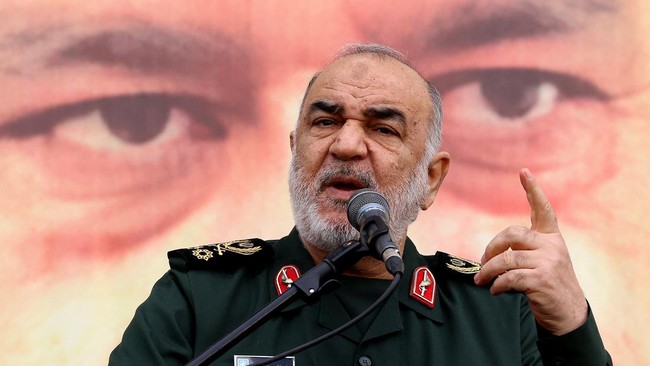 Komandan IRGC Iran Hossein Salami Tewas dalam Serangan Israel Komandan IRGC Hossein Salami dipastikan tewas dalam serangan udara Israel pada Jumat (13/6).
