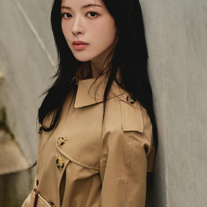 <p>Paras cantik dan natural Roh Jeong Eui pun banyak dilirik berbagai brand. Ia seringkali bekerja sama dalam pemotretan di beberapa waktu. Fitur wajah yang manis dengan rahang tegasnya itu memang cocok banget menjadi model, ya. (Foto:Instagram @jeongeuiyam)</p>