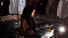 FOTO: Gelap Sejumlah Wilayah di Sumatera Imbas Pemadaman Listrik