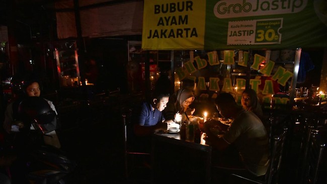 Pasokan listrik untuk 1,7 juta pelanggan di Sumatera Barat yang terdampak gangguan jaringan transmisi SUTET 275 kV Linggau-Lahat, sudah pulih 100 persen.