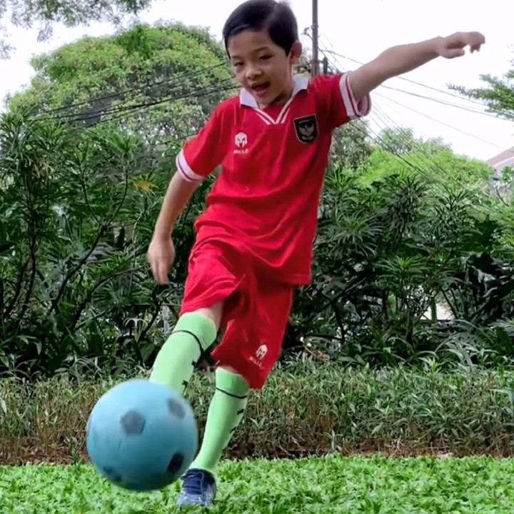 <p>"<em>Alhamdulillah</em> ya Allah. Sudah deg-degan kira-kira masuk enggak yah, ikutin semua persyaratan dari awal sampai akhir. Bikin video sampai ngulang-ngulang. Pas semalam dapat wa langsung dari <em>@timnas.indonesia</em> rasanya <em>happy</em> banget <em>@arsya.hermansyah</em> pengen banget dan setiap hari nanyain. Semoga kelak Arsya bisa sehebat kakak-kakak pemain <em>@timnas.indonesia</em> yaaa," tulisnya. (Foto: Instagram: @ashanty_ash)</p>