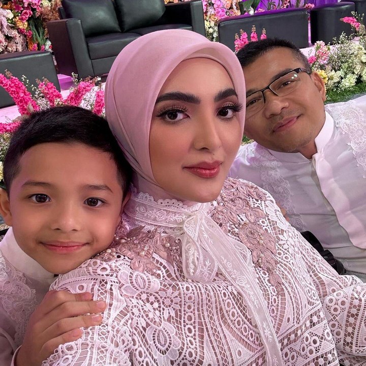 <p>"<em>Alhamdulillah masyaAllah tabarakallah</em>. Selamat ya Arsya, Bunda, dan keluarga sudah terpilih. Enggak sia-sia aku ikut vote dan komen dukung Arsya. Sukses selalu anak ganteng," ungkap seorang netizen. "Ayo Arsya diasah main bolanya. Biar nanti anak-anaknya menggemari pemain bola namanya Arsya," dukung netizen lainnya. (Foto: Instagram: @ashanty_ash)</p>