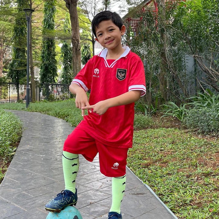 <p>Kabar ini lantas membuat netizen turut berbahagia, Bunda. Tidak sedikit yang mendoakan agar Arsya selalu sukses dan kelak menjadi pemain bola terkenal. (Foto: Instagram: @ashanty_ash)</p>