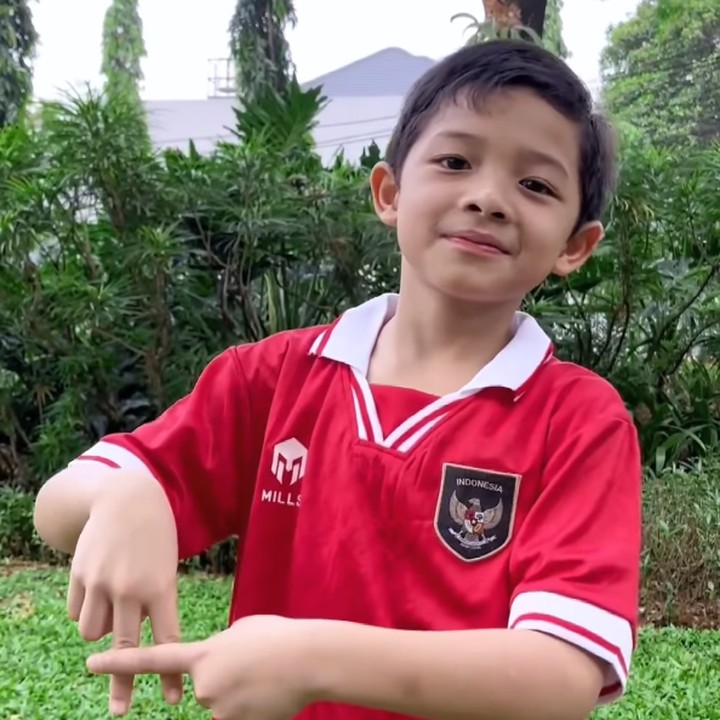 <p>Ashanty mengabarkan hal ini langsung pada laman Instagram-nya. Ia menyebut sangat senang karena mendapatkan kabar bahwa Arsya telah lolos seleksi menjadi pendamping garuda untuk pertandingan Indonesia melawan Irak.  (Foto: Instagram: @ashanty_ash)</p>